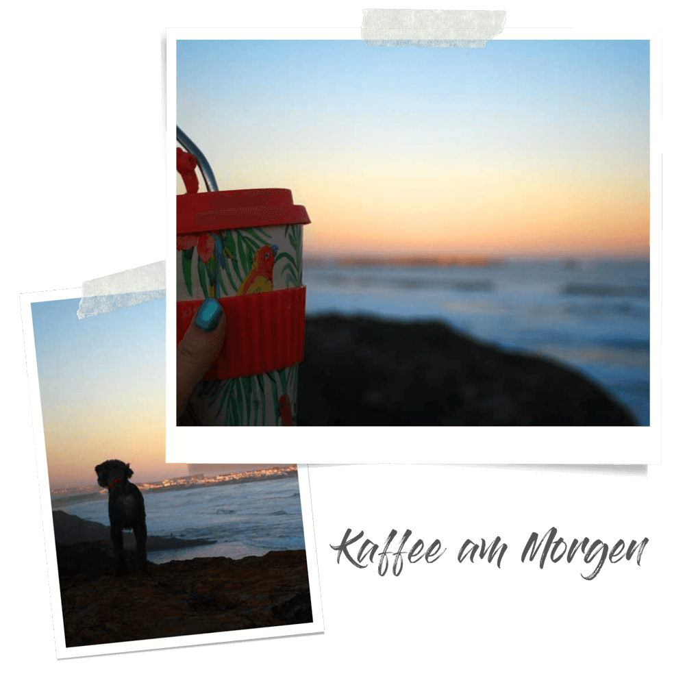 Hand, die einen Coffee-to-go hält, im Hintergrund sieht man den Sonnenaufgang über dem Meer.