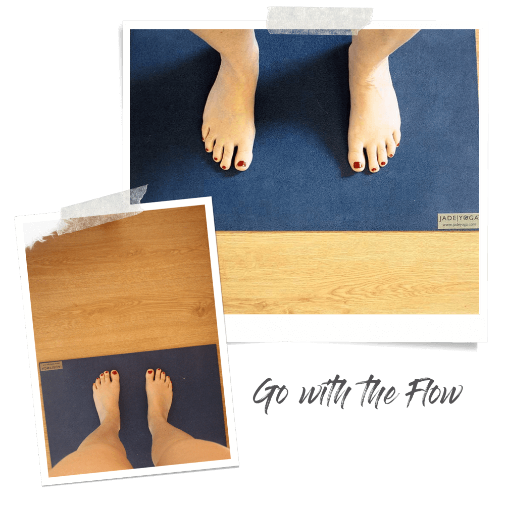 Zwei nackte Füße mit dunkelrot lackierten Fußnägeln auf blauer Yogamatte