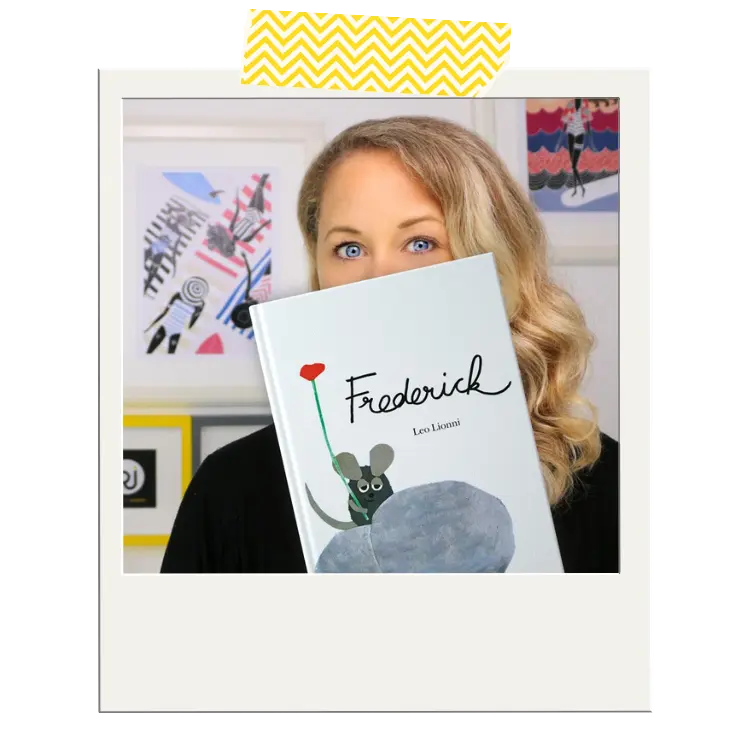 Britta schaut über dem Buch "Frederick" hervor als Symbolbild für ihre Geschichte, wie eine Maus sie an die Atlantikküste gespült hat.