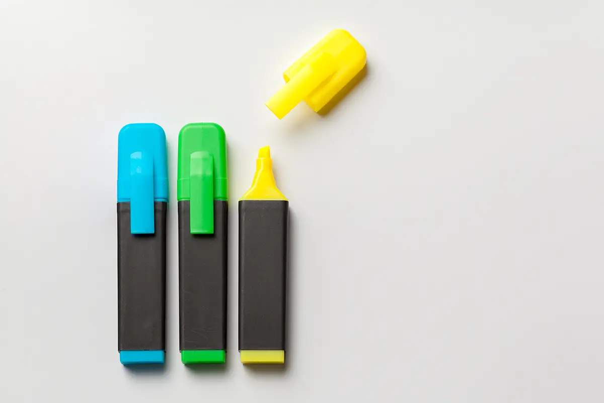 Textmarker in Blau, Grün und Gelb als Symbol für das How to Text highlighten.