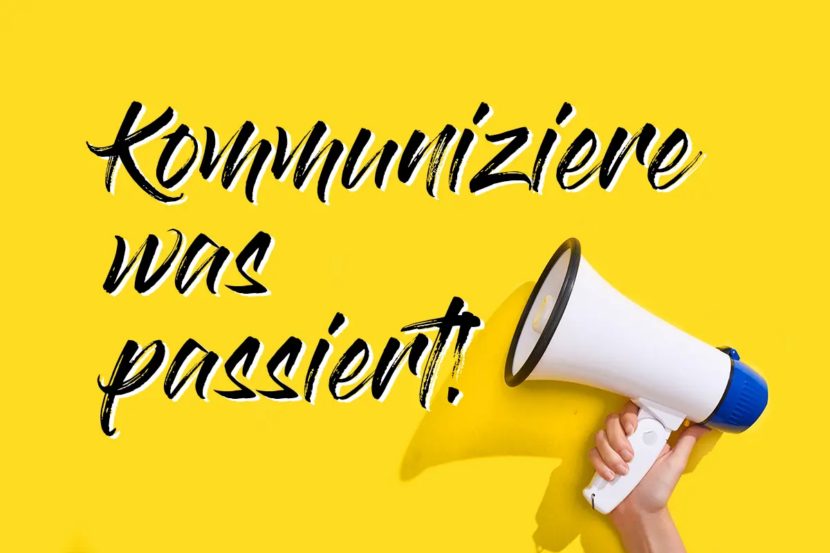 Ein Megafon auf gelbem Hintergrund mit dem Text "Kommuniziere, was passiert!" als Symbol für Accessibility und barrierefrei gestaltete Formulare.