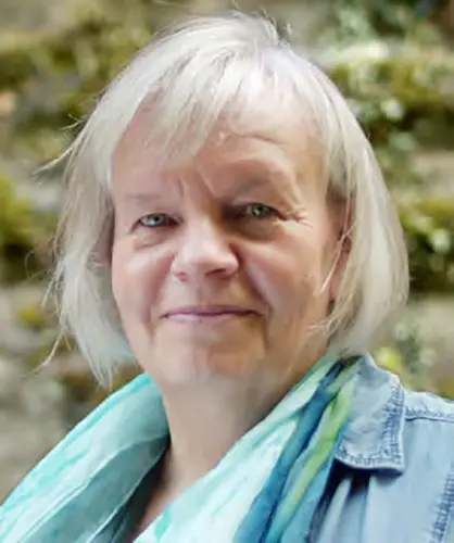 Elke Fischer-Wagemann mit ihrem Newsletter aus Märchen & Natur.