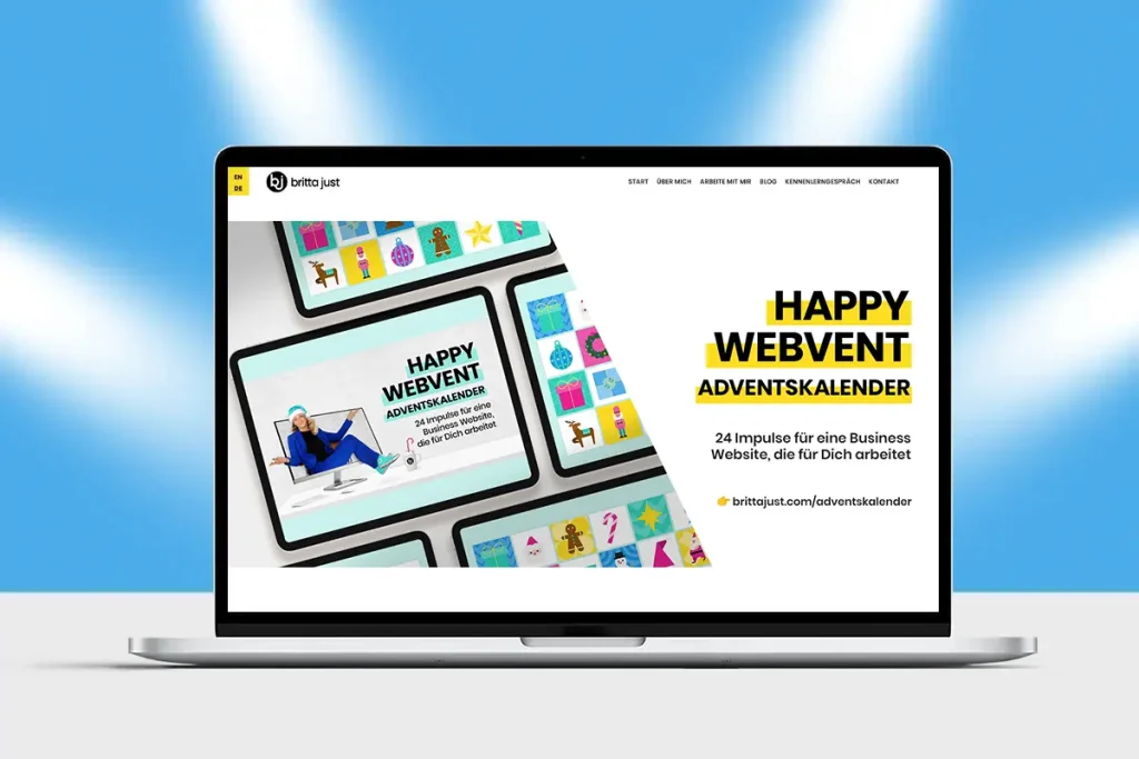 Vier Spotlights, die auf den Screen eines Laptops strahlen als Symbolbild für die Adventskalender Promotion. Auf dem Screen sieht man eine Promotion für den Happy Webvent Adventskalender von Britta Just.