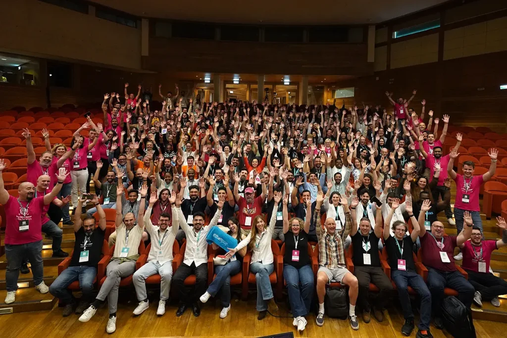Die Teilnehmer:innen des WordCamp Lissabons 2025 posieren für das Abschlussfoto.