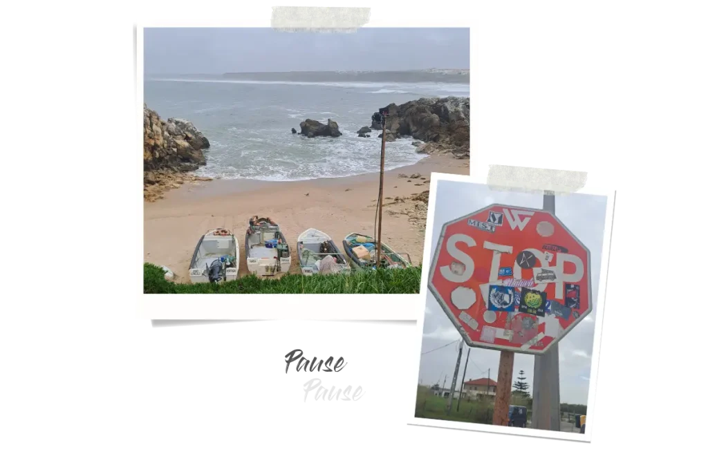 Zwei Polaroids, eins zeigt das Meer und eine Bucht, in der vier Fischerboote am Strand liegen, und das andere ein mit Stickern zugeklebtes STOP Schild.