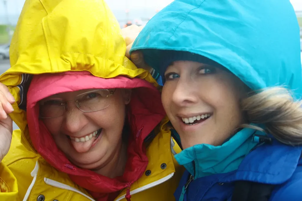 Best Business Buddy Susanne Jestel und ich beim Bewerben der MASOMECO Online Summit auf unserem Islandtrip.