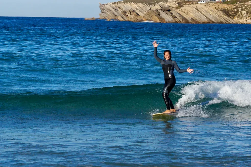 Britta beim Surfen in ihrem Sabbatical in Portugal.