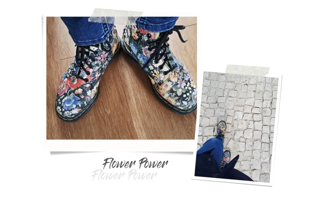 Zwei Polaroids, eins zeigt Doc Martens mit Blümchen in Nahaufnahme und das andere eine Aufnahme der Stifel beim Gehen auf Kopfsteinpflaster von oben.
