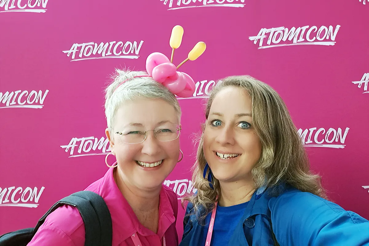 Susanne Jestel und Britta Just auf der Atomicon 2026.