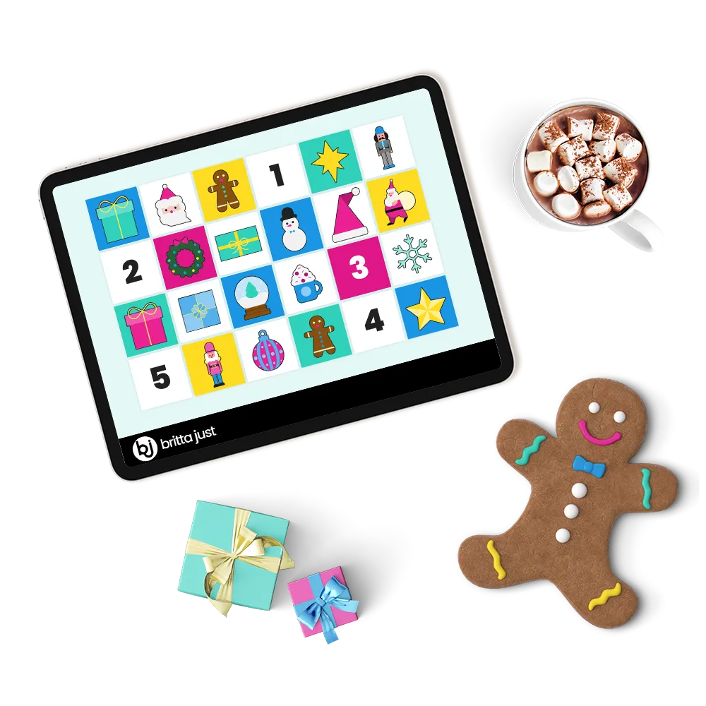 Tablet mit dem Adventskalender auf dem Screen, daneben eine Tasse Kakao und ein Lebkuchenmann sowie zwei kleine Geschenke.