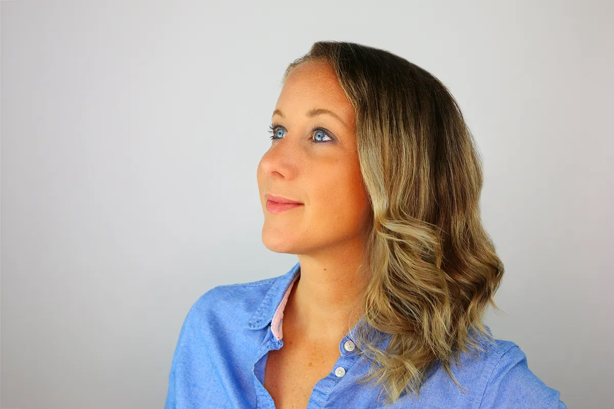 Britta schaut nach links und fragt sich: ENFP oder doch INFP? Wie prägt meine Persönlichkeit mein Business als Selbstständige?