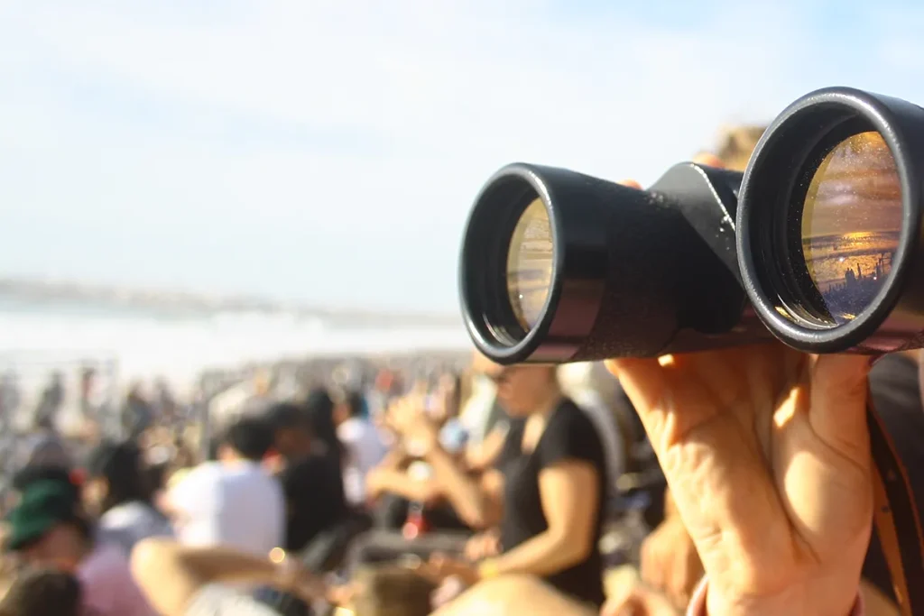 Ein Fernglas, gerichtet auf die weltbesten Surfer:innen.