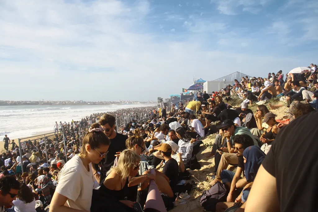 Der volle Strand bei Supertubos zur  MEO Rip Curl Pro Portugal.